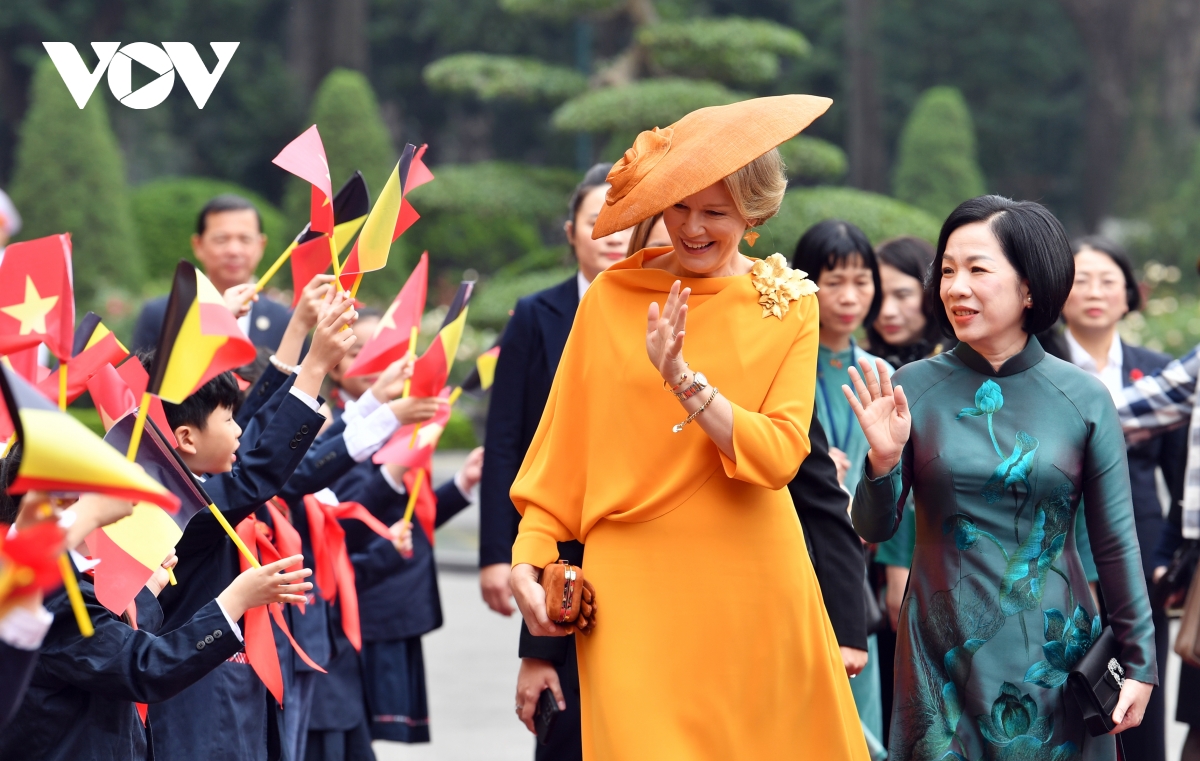 Phu nhân Chủ tịch nước Lương Cường và Hoàng hậu Bỉ thăm Nhà sàn Bác Hồ